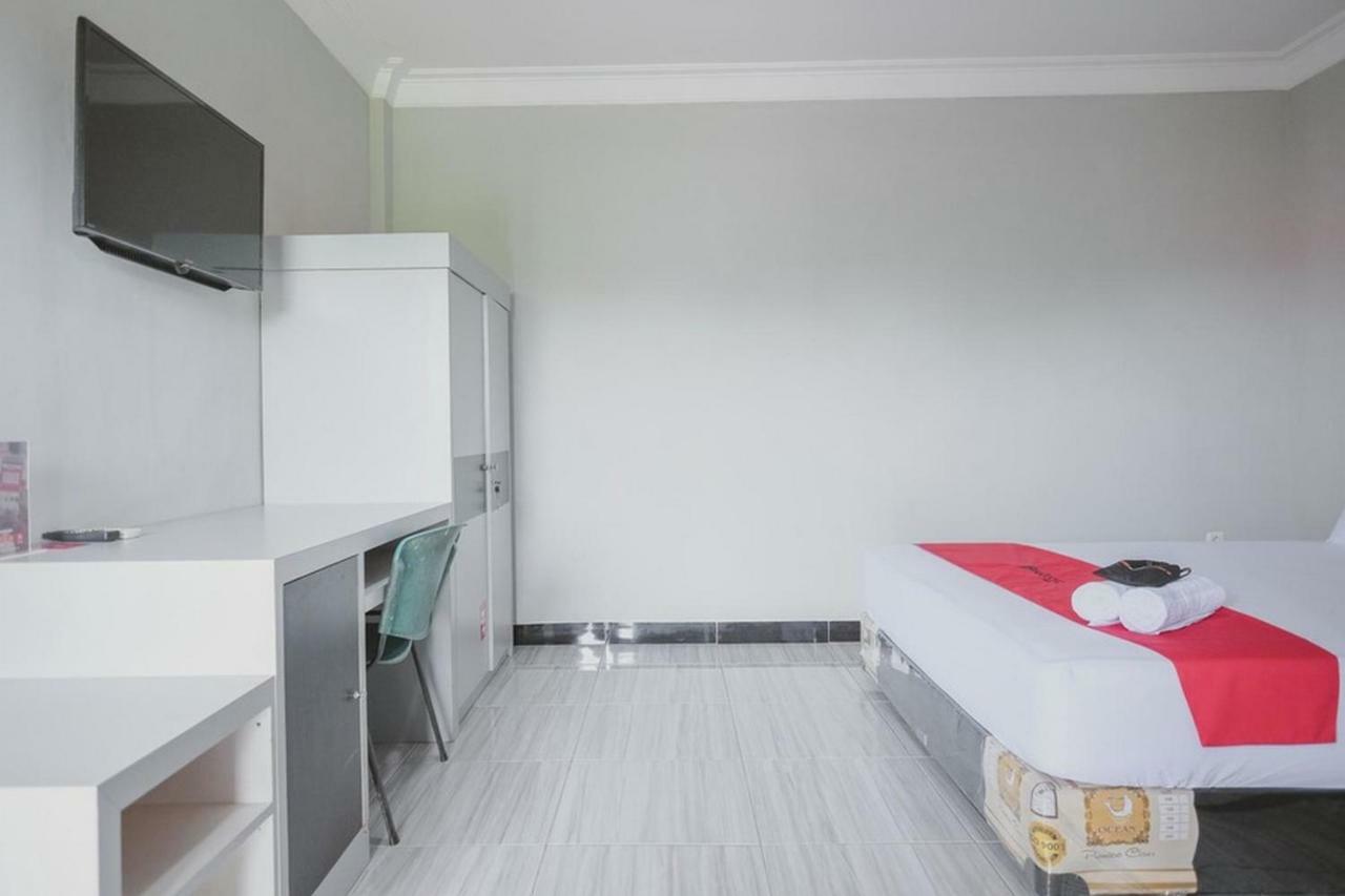 Reddoorz Syariah Near Kantor Walikota Джамби Екстериор снимка