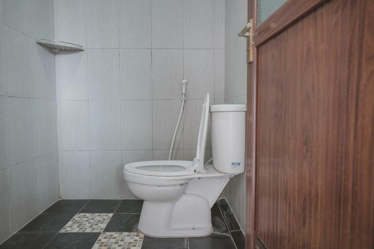 Reddoorz Syariah Near Kantor Walikota Джамби Екстериор снимка