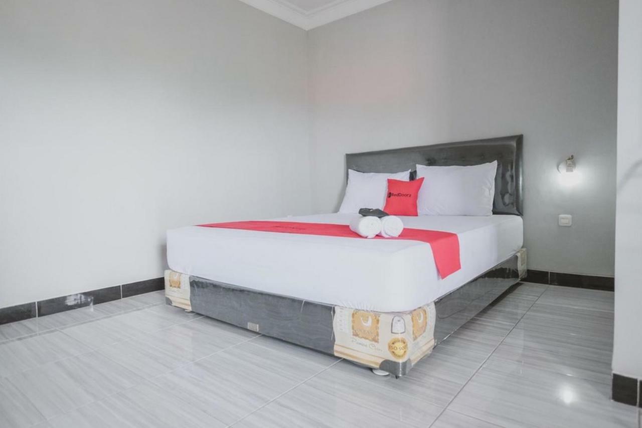 Reddoorz Syariah Near Kantor Walikota Джамби Екстериор снимка